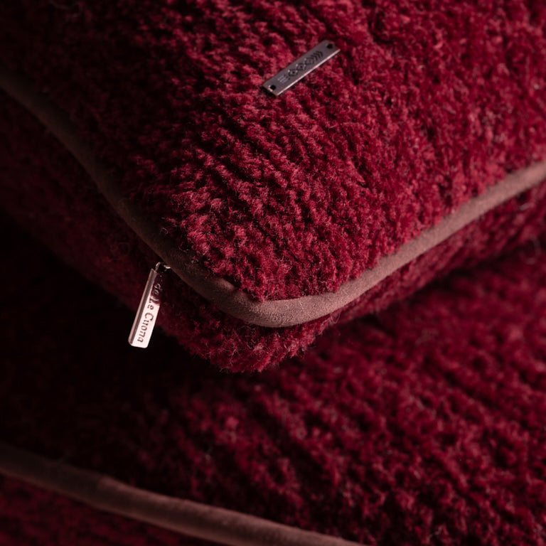 de Le Cuona | Tundra Wool Ottoman – Merlot