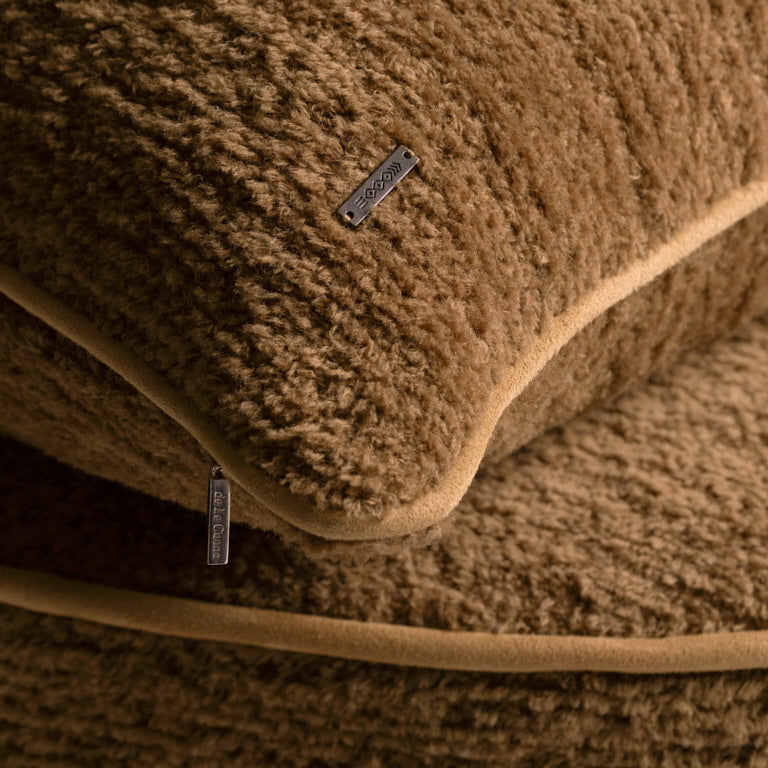 de Le Cuona | Tundra Wool Ottoman – Walnut