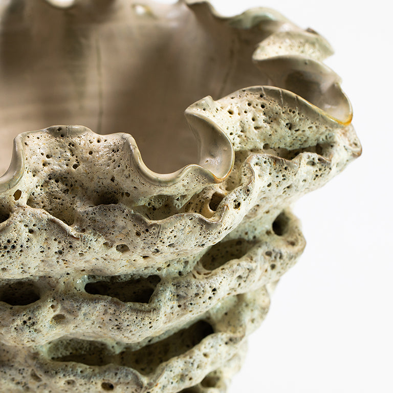 de Le Cuona | Urchin Ceramic Vase Medium – White