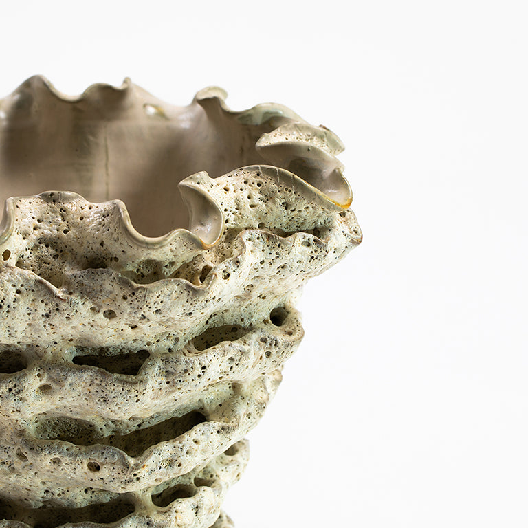 de Le Cuona | Urchin Ceramic Vase Medium – White