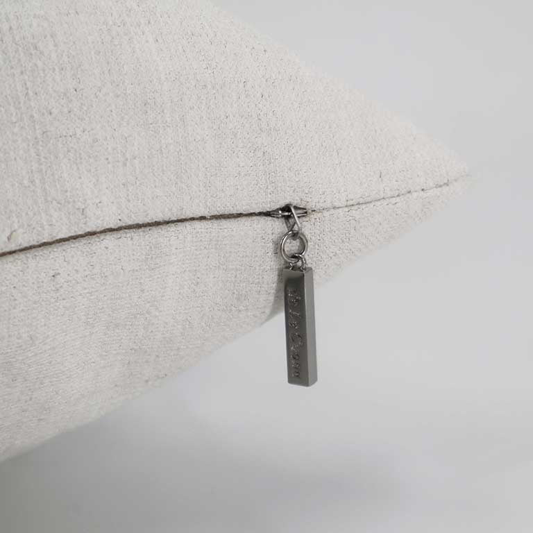 de Le Cuona | Vintage Cushion with Piped Detail – Canvas