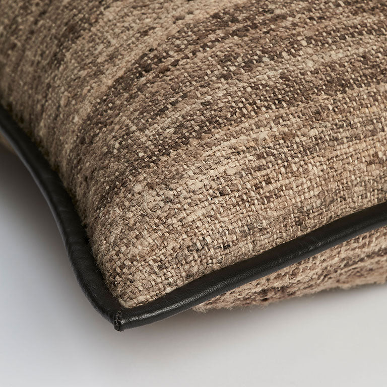 de Le Cuona | Wild Silk Cushion with Leather Trim – Natural