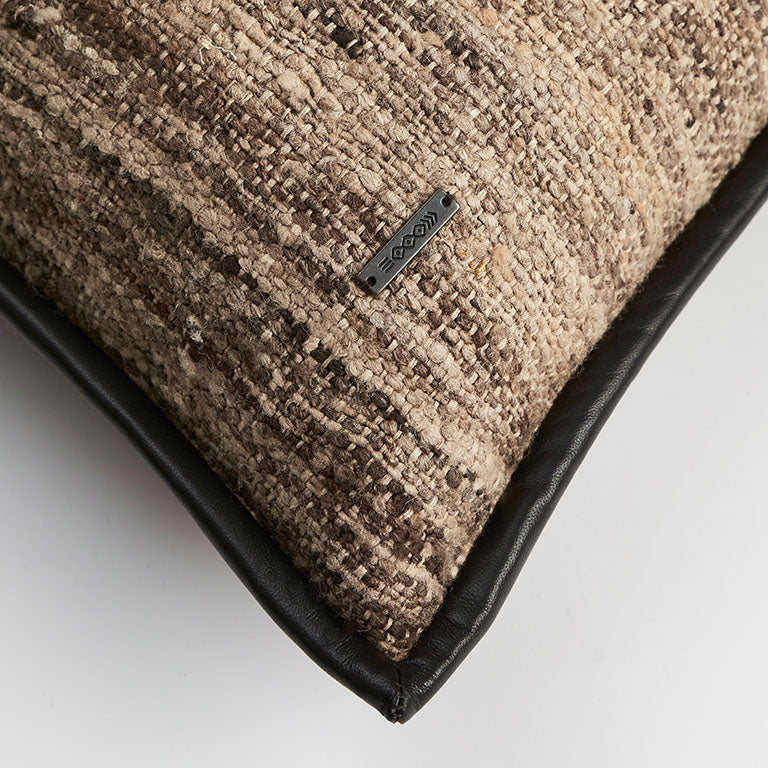 de Le Cuona | Wild Silk Cushion with Leather Trim – Natural