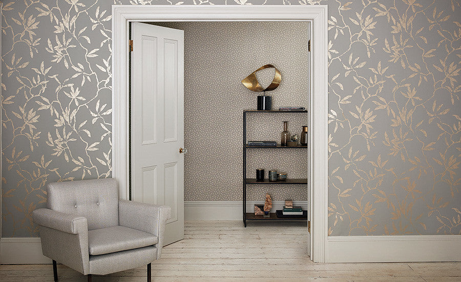Pierre Frey Romo | Edie Wallcovering – Chalk — scenography