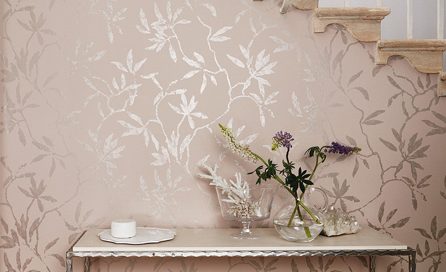 Pierre Frey Romo | Edie Wallcovering – Chalk — scenography