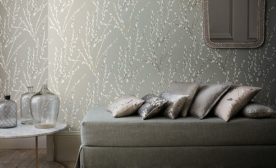 Pierre Frey Romo | Edie Wallcovering – Chalk — scenography