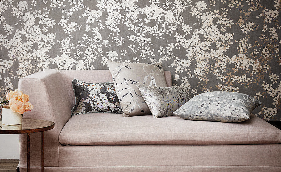 Pierre Frey Romo | Edie Wallcovering – Chalk — scenography