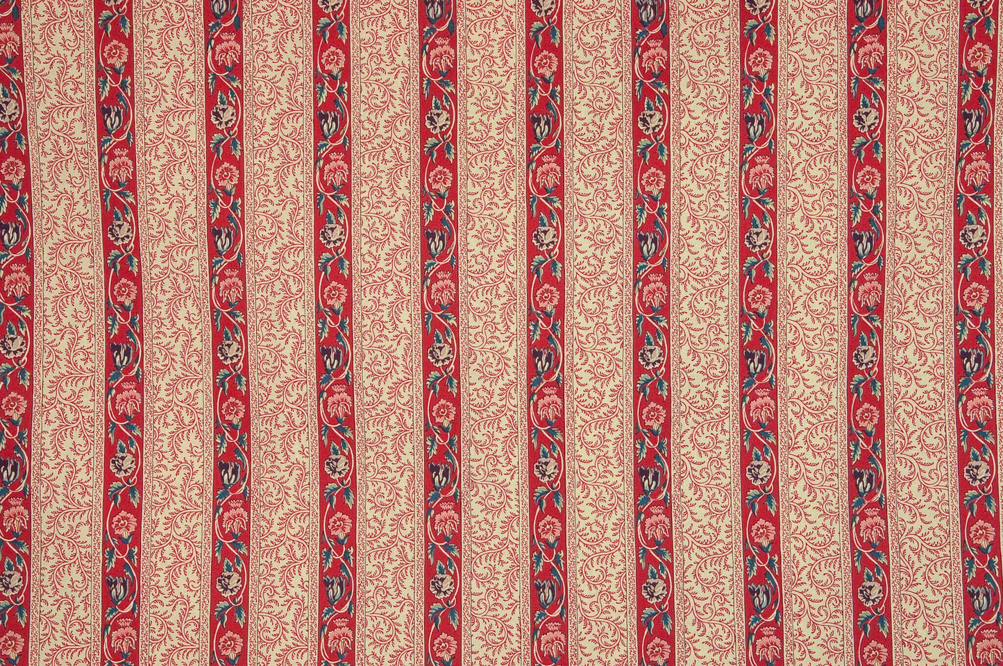 Pierre Frey Le Grand Corail - Rayure 14 Chemins - Rouge Fond Crème