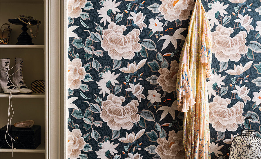 Pierre Frey Romo | Roxanne Wallcovering – Moonstone — scenography